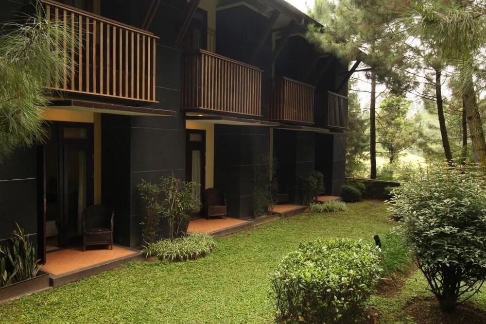 Puteri Gunung Hotel Lembang Extérieur photo